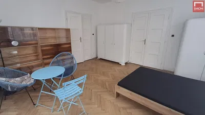 Dormitorio; suelo de madera, luz natural