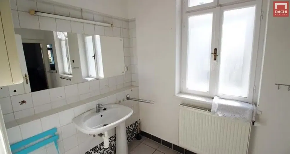 Baño; suelo de baldosas, necesita renovación, luz natural