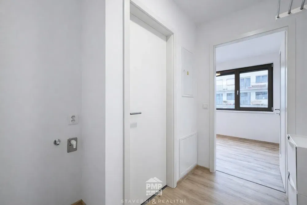 Küche; küchengeräte, holzboden, tageslicht, moderner stil