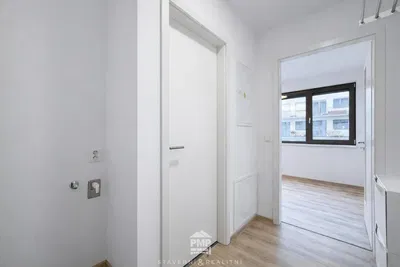 Küche; küchengeräte, holzboden, tageslicht, moderner stil