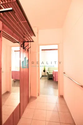 Cuisine; électroménager, parquet, lumière naturelle, style moderne