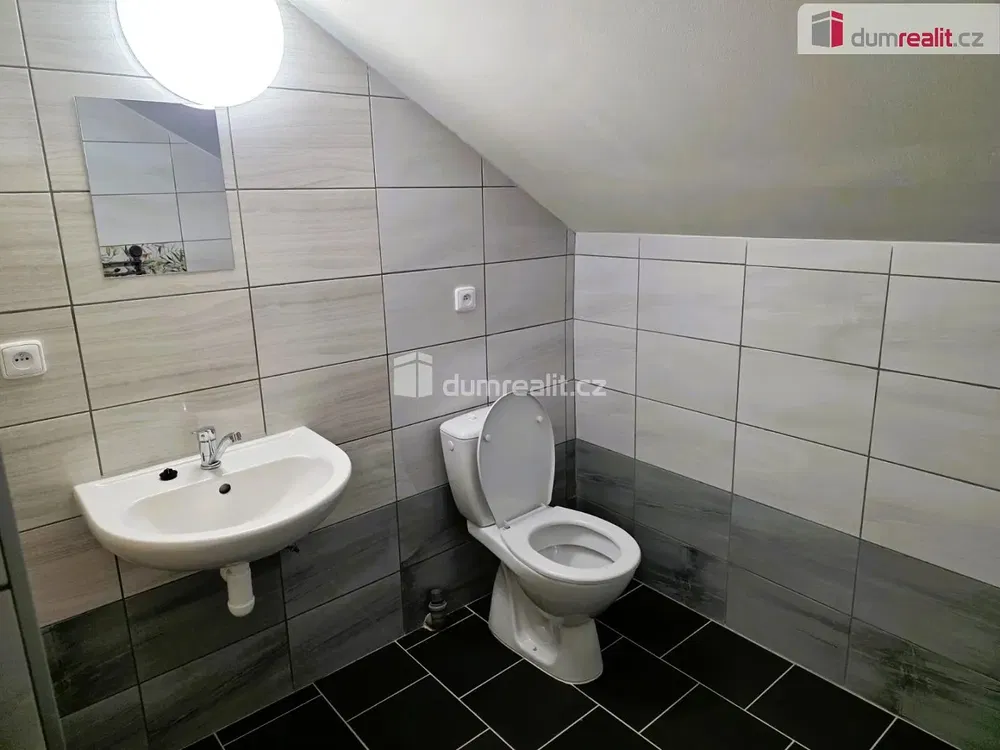 Toilette; fliesenboden, renoviert