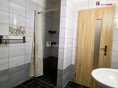 Badezimmer; fliesenboden, renoviert, tageslicht