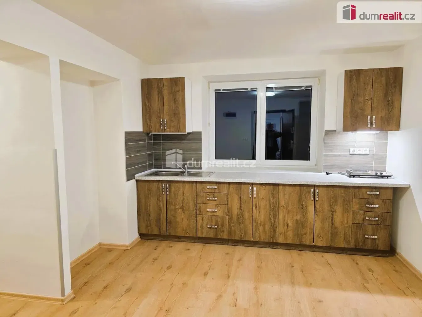 Wohnzimmer; holzboden, tageslicht, moderner stil
