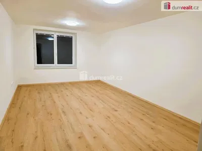 Wohnzimmer; holzboden, tageslicht, moderner stil