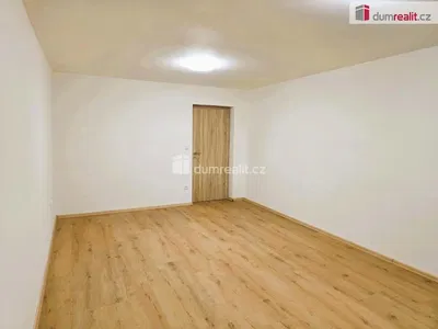 Schlafzimmer; holzboden, tageslicht