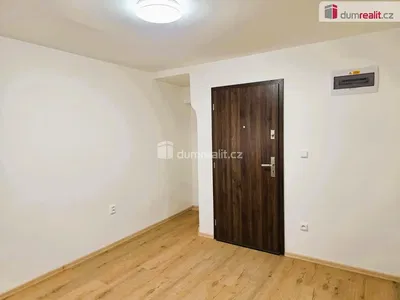Schlafzimmer; holzboden, tageslicht