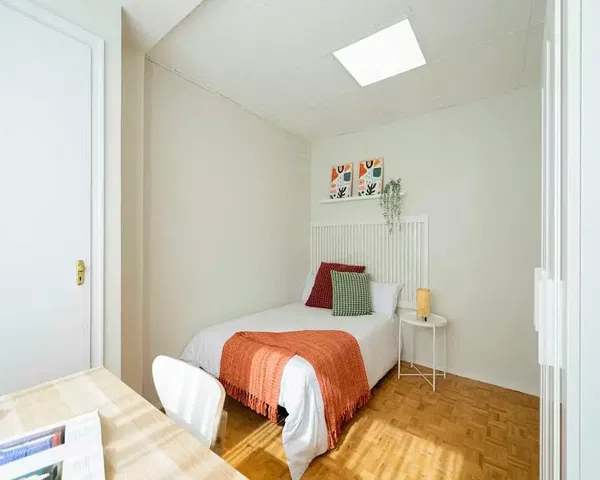 Cuisine; électroménager, parquet, lumière naturelle, style moderne