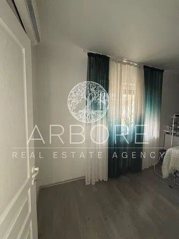 Cocina; electrodomésticos, suelo de madera, luz natural, estilo moderno