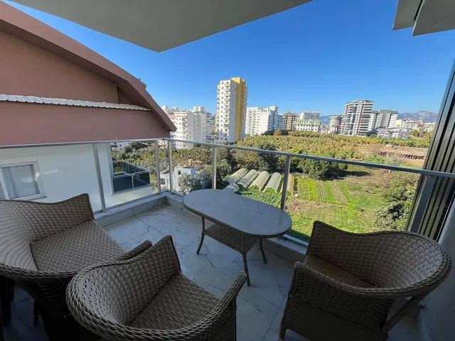 Κουζίνα; συσκευές κουζίνας, πλακάκια, φυσικό φως, μοντέρνο στυλ