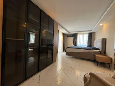 Κουζίνα; συσκευές κουζίνας, ξύλινο πάτωμα, φυσικό φως, μοντέρνο στυλ