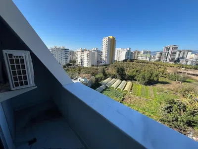 Κουζίνα; συσκευές κουζίνας, ξύλινο πάτωμα, φυσικό φως, μοντέρνο στυλ