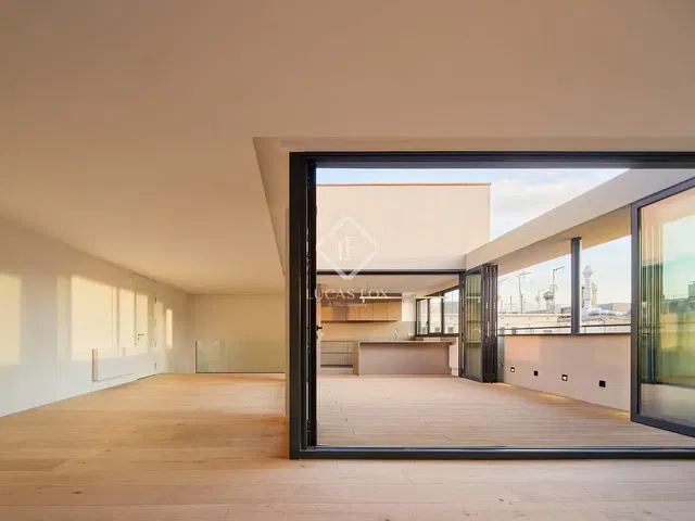 Cuisine; électroménager, parquet, lumière naturelle, style moderne