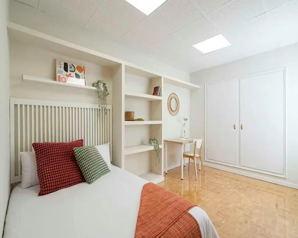 Küche; küchengeräte, holzboden, tageslicht, moderner stil