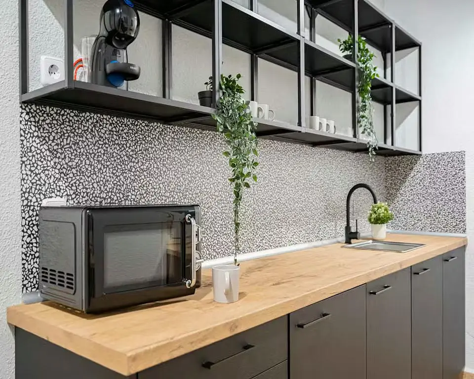 Cuisine; électroménager, parquet, lumière naturelle, style moderne