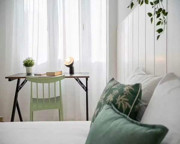 Cuisine; électroménager, parquet, lumière naturelle, style moderne