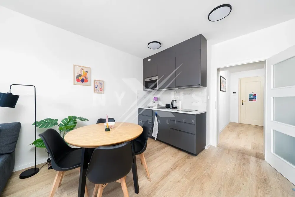 Obývací pokoj; dřevěná podlaha, přirozené světlo, moderní styl, vysoké stropy