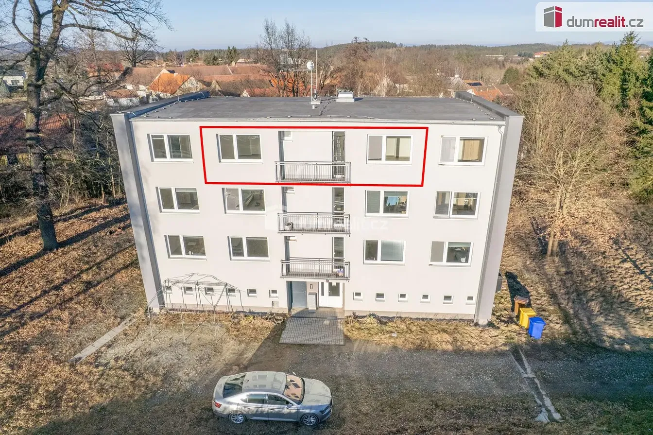 Dnevni boravak; drveni pod, prirodna svjetlost, moderan stil