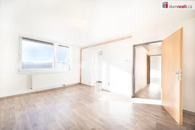 Kuhinja; kućanski aparati, pločice, prirodna svjetlost, moderan stil