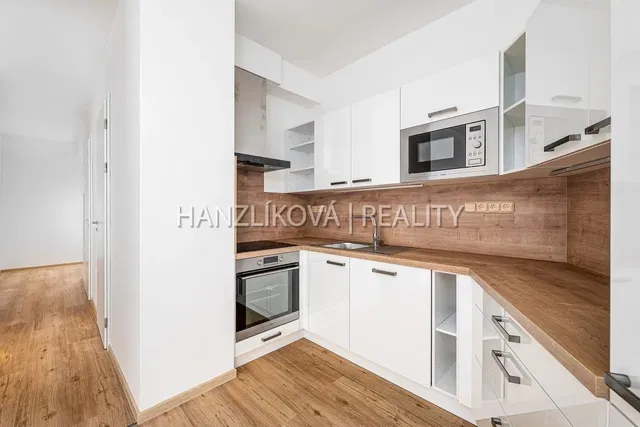 Kuhinja; kućanski aparati, drveni pod, prirodna svjetlost, moderan stil