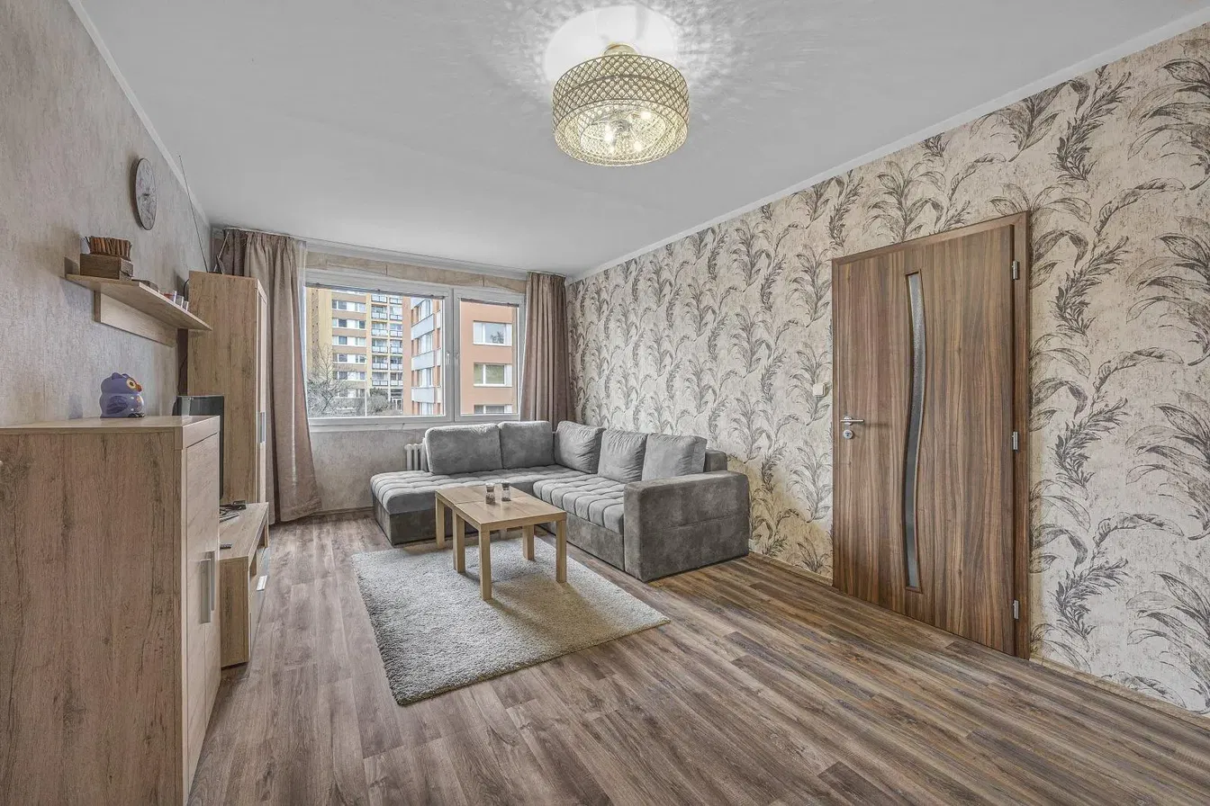 Кухня; кухненски уреди, дървен под, естествена светлина, модерен стил