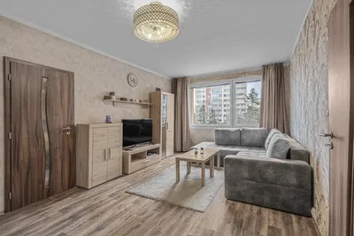 Кухня; кухненски уреди, дървен под, естествена светлина, модерен стил