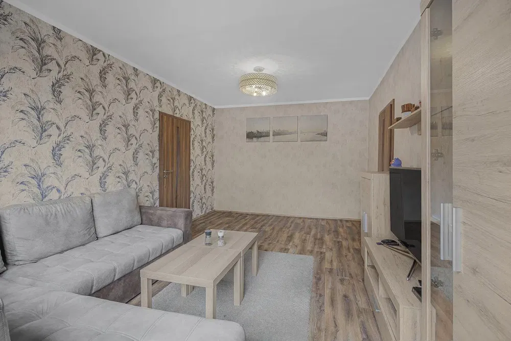 Кухня; кухненски уреди, дървен под, естествена светлина, модерен стил