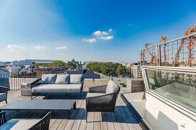 Cucina; elettrodomestici, pavimento in legno, luce naturale, stile moderno