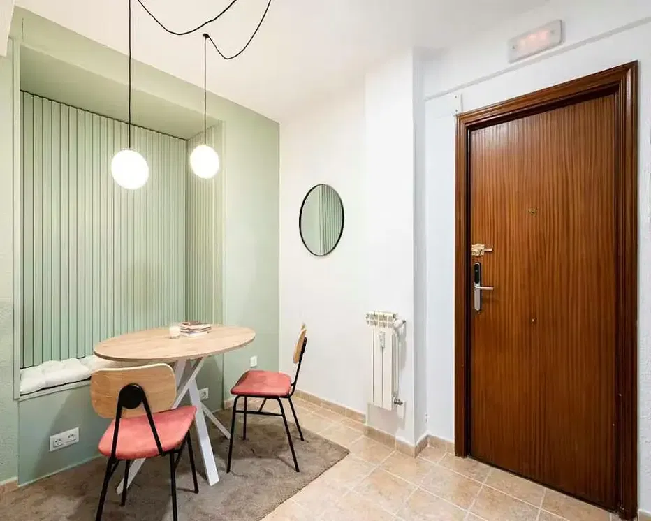 Kuchyně; kuchyňské spotřebiče, dřevěná podlaha, přirozené světlo, moderní styl