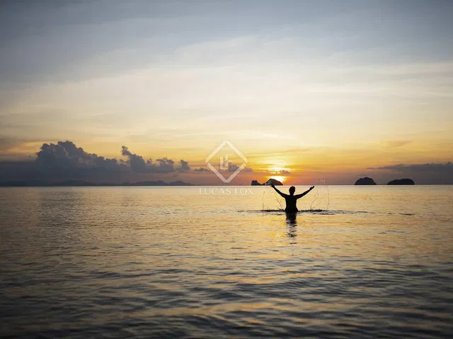 Mutfak; mutfak aletleri, ahşap zemin, doğal ışık, modern stil