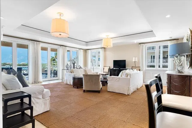 Кухиња; кухињски апарати, дрвени под, природно светло, модерни стил