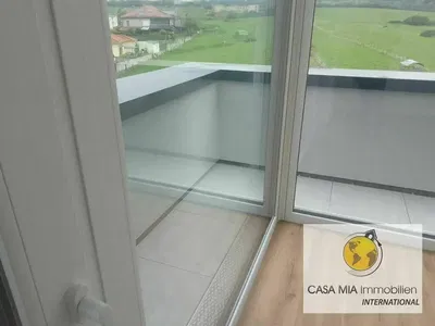 Kuchyně; kuchyňské spotřebiče, dřevěná podlaha, přirozené světlo, moderní styl