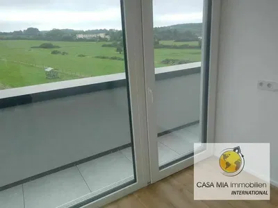 Kuchyně; kuchyňské spotřebiče, dlažba, přirozené světlo, moderní styl