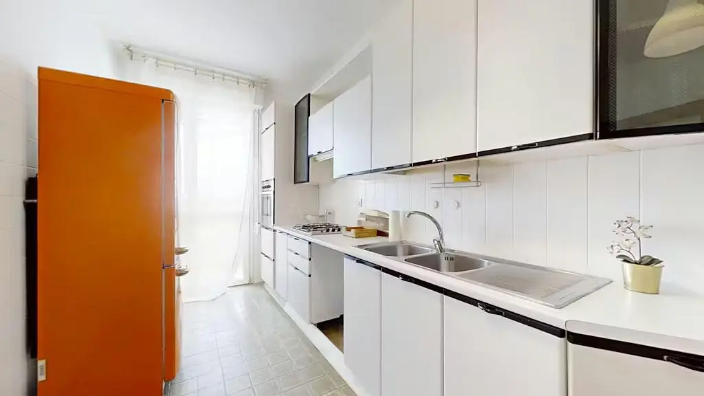 Cuisine; électroménager, parquet, lumière naturelle, style moderne