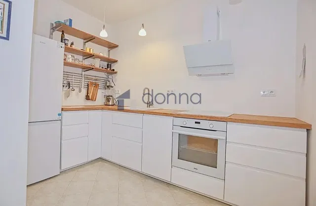 Хол; дървен под, естествена светлина, модерен стил