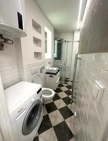 Хол; дървен под, естествена светлина, модерен стил