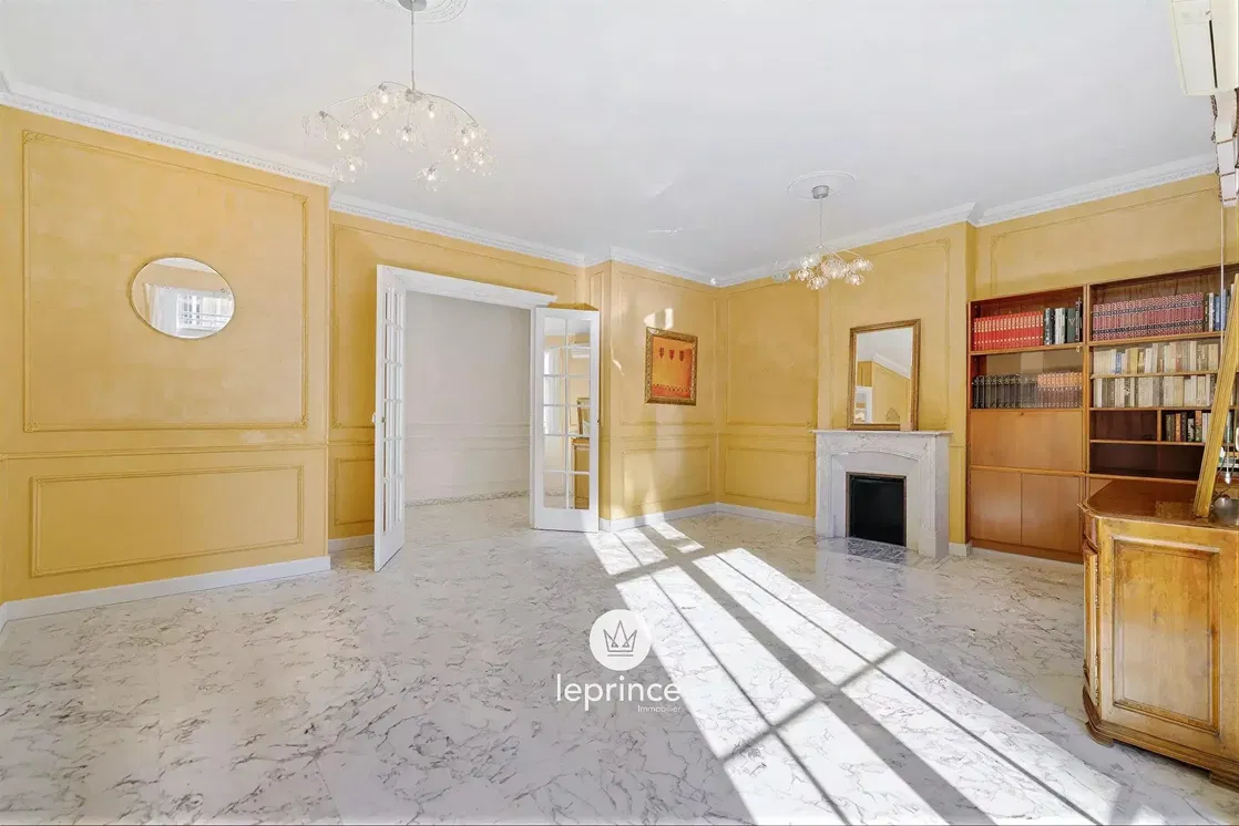 Κουζίνα; συσκευές κουζίνας, ξύλινο πάτωμα, φυσικό φως, μοντέρνο στυλ