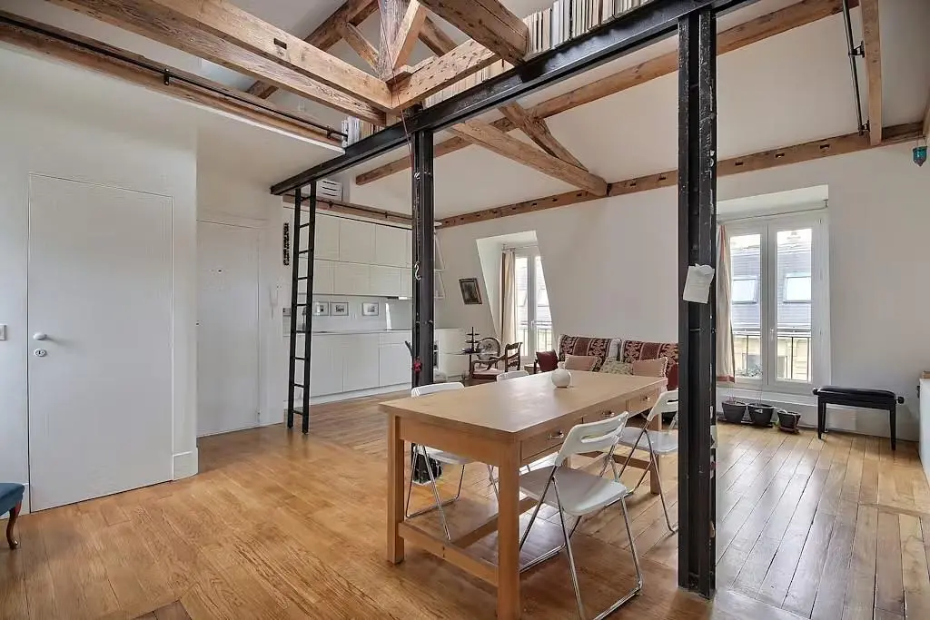 Cocina; electrodomésticos, suelo de madera, luz natural, estilo moderno