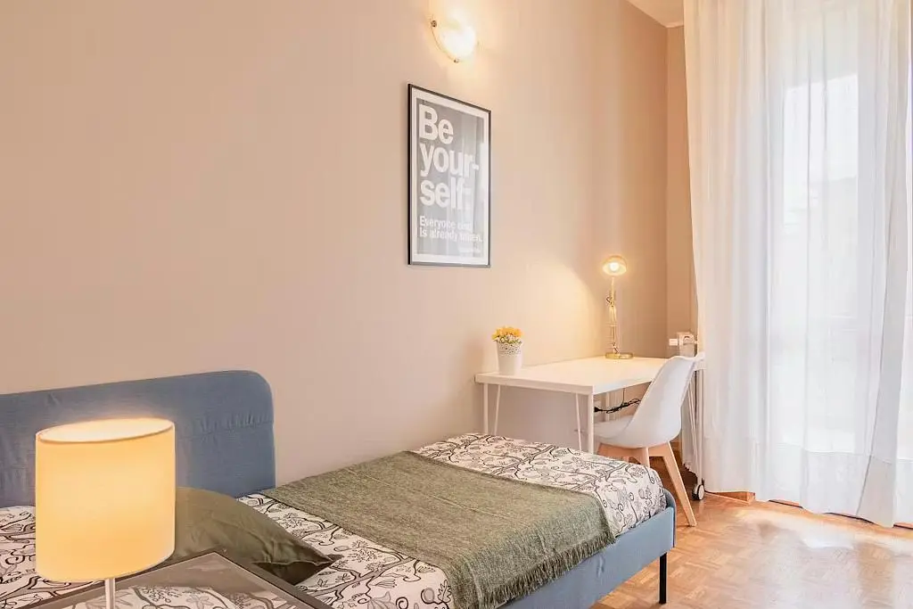 Küche; küchengeräte, holzboden, tageslicht, moderner stil