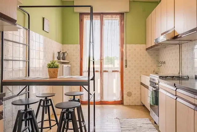 Kuchyně; kuchyňské spotřebiče, dřevěná podlaha, přirozené světlo, moderní styl