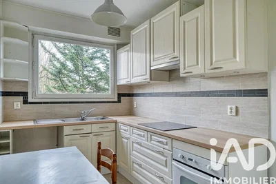 Κουζίνα; συσκευές κουζίνας, ξύλινο πάτωμα, φυσικό φως, μοντέρνο στυλ