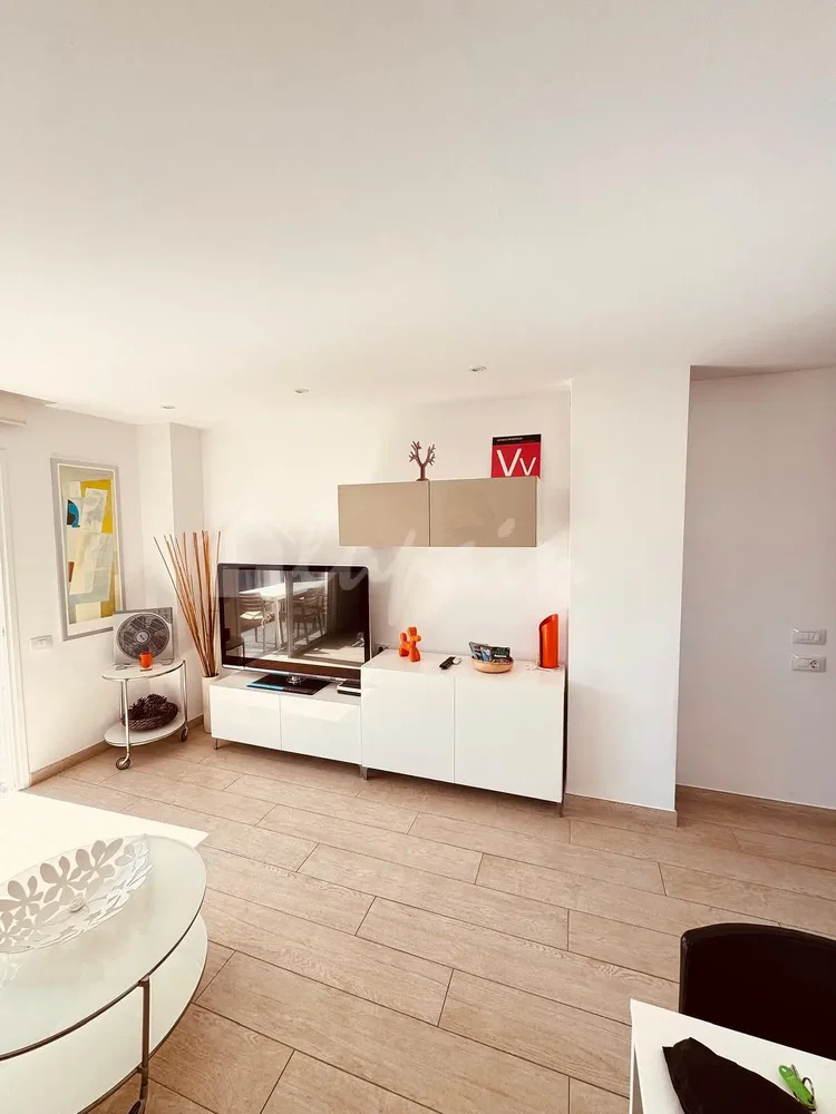 Mutfak; mutfak aletleri, ahşap zemin, doğal ışık, modern stil