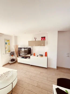 Mutfak; mutfak aletleri, ahşap zemin, doğal ışık, modern stil