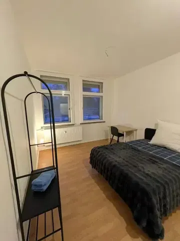 Kuchnia; sprzęt kuchenny, podłoga drewniana, światło dzienne, styl nowoczesny