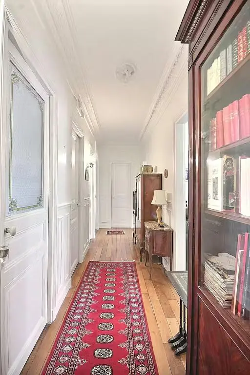 Keuken; keukenapparatuur, houten vloer, natuurlijk licht, moderne stijl