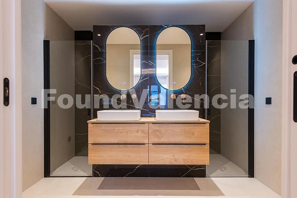 Κουζίνα; συσκευές κουζίνας, ξύλινο πάτωμα, φυσικό φως, μοντέρνο στυλ