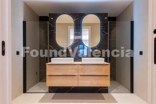 Κουζίνα; συσκευές κουζίνας, ξύλινο πάτωμα, φυσικό φως, μοντέρνο στυλ