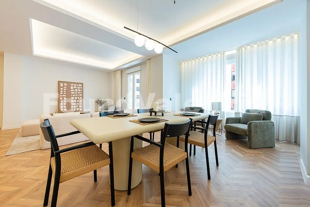 Κουζίνα; συσκευές κουζίνας, ξύλινο πάτωμα, φυσικό φως, μοντέρνο στυλ