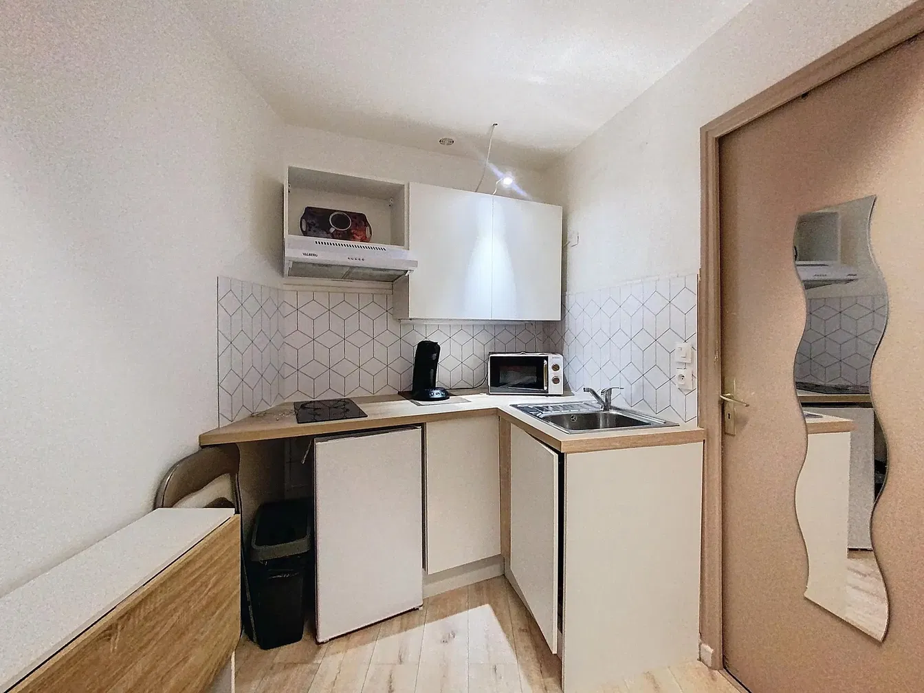 Kuchyně; kuchyňské spotřebiče, dřevěná podlaha, přirozené světlo, moderní styl