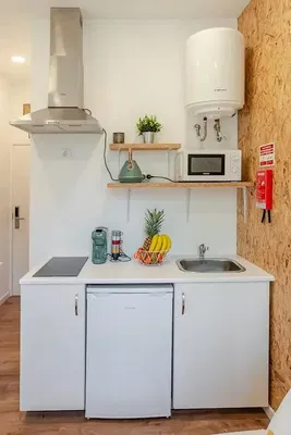 Küche; küchengeräte, holzboden, tageslicht, moderner stil